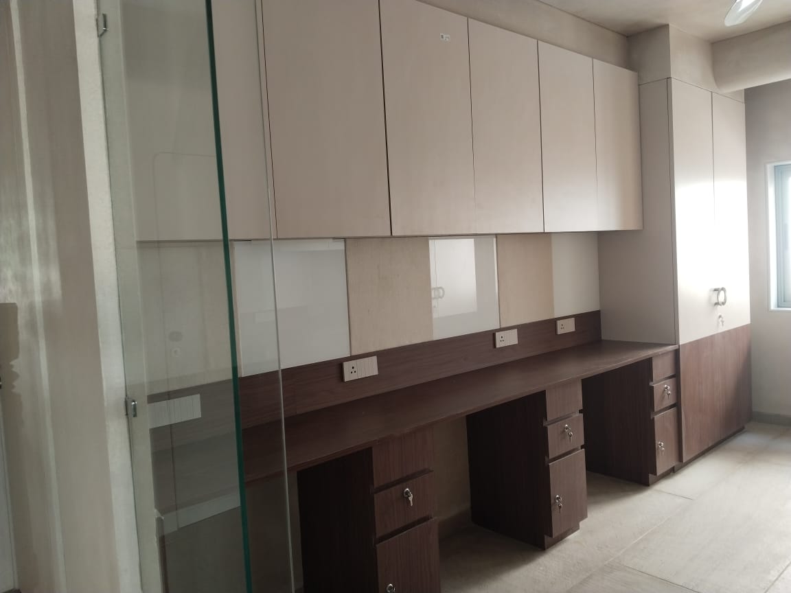 Built-in workstation with glass partition